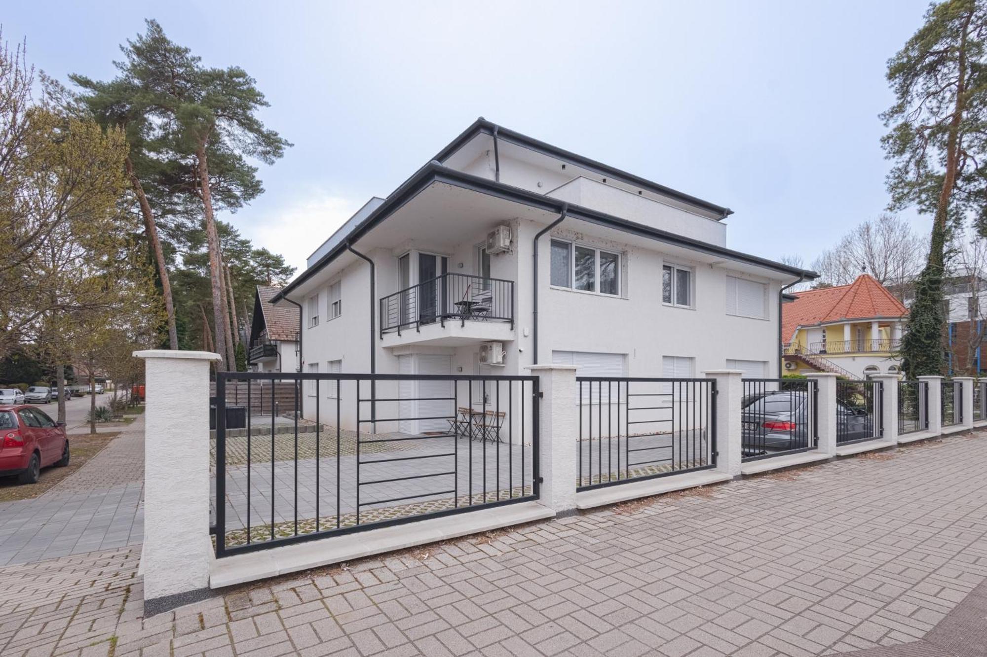 Vitorlas Wellness Apartman Siofok By Bltn Exterior foto
